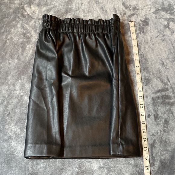 LOFT Black Imitation Leather Mini-Skirt - Picture 6 of 9